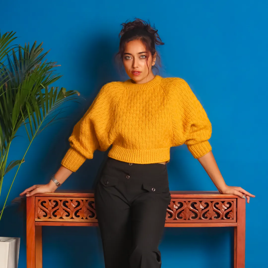 Akari Pullover – Handknitted Wool with Vibrant Charm