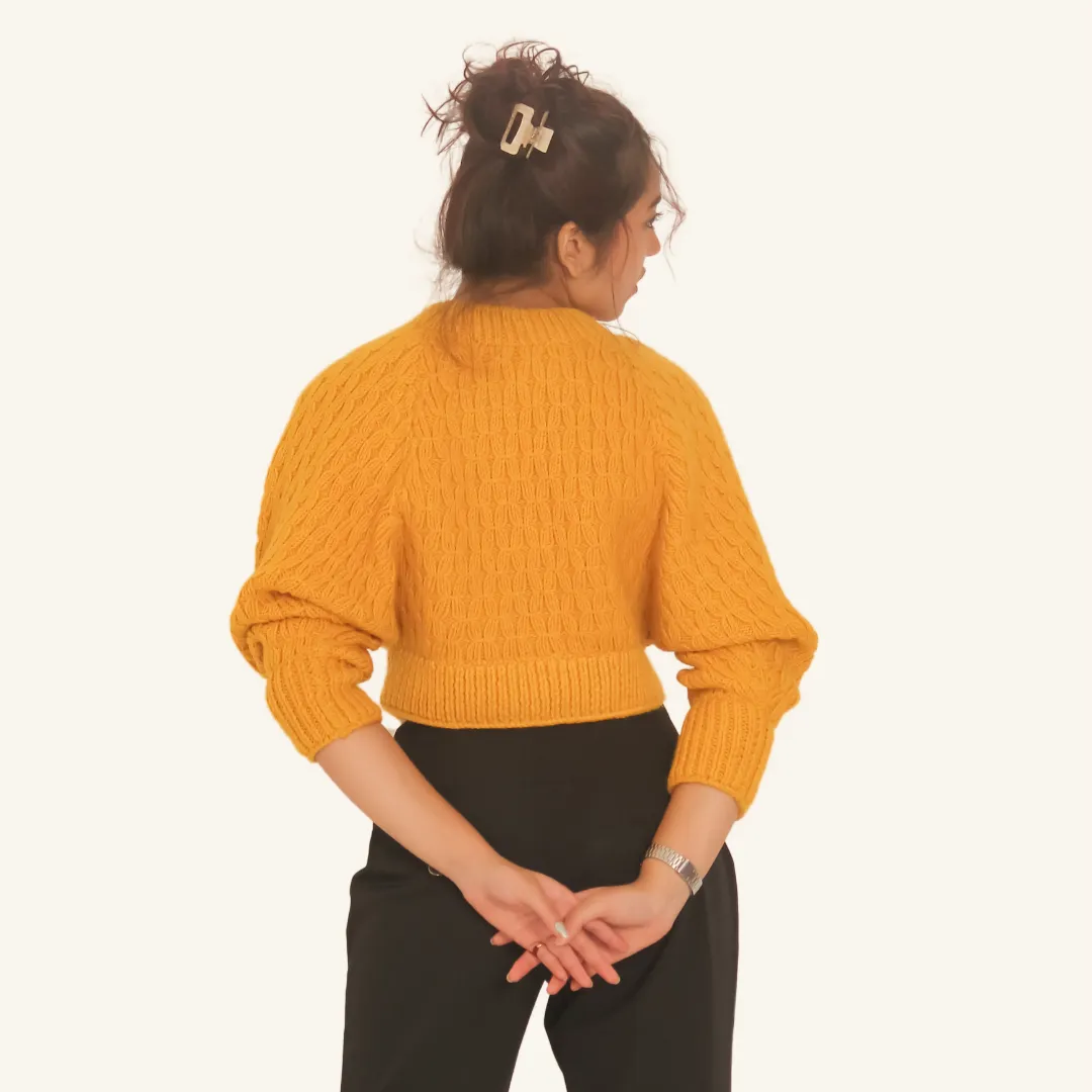 Akari Pullover – Handknitted Wool with Vibrant Charm