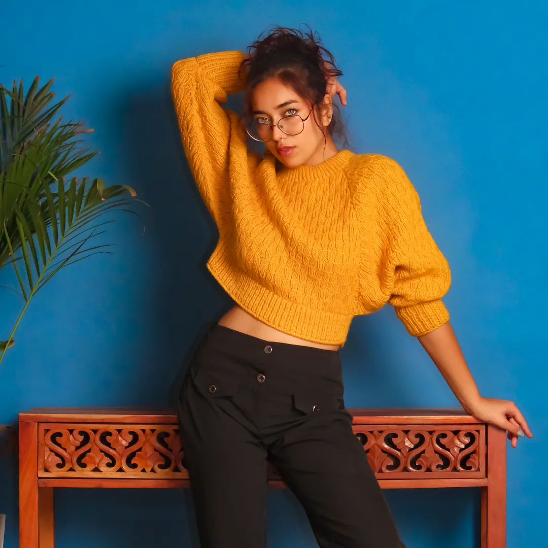 Akari Pullover – Handknitted Wool with Vibrant Charm