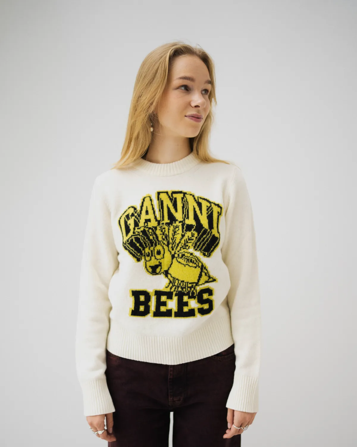 Anna Vilma - Graphic O-neck Pullover Bees - Egret